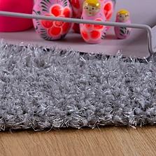 Ein Hochflor Teppich mit unterschiedlichen Garnen gearbeitet in der Nahaufnahme - Ein Hochflor Teppich mit unterschiedlichen Garnen gearbeitet in der Nahaufnahme