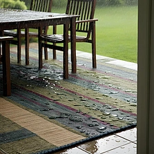 Ein Outdoor Teppich auf der Terrasse im Regen - Ein Outdoor Teppich auf der Terrasse im Regen