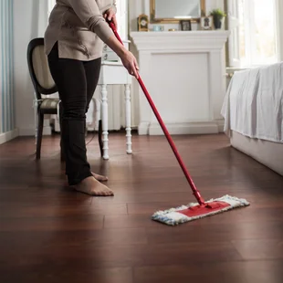Hygienisch - Full length of a senior woman cleaning the floor. - Stock-Fotografie